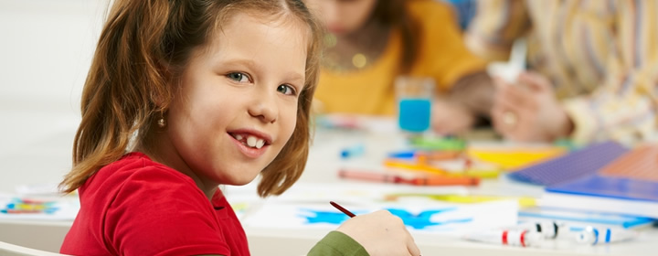 Alle kinderen uit groep 2 (5-6 jarigen) en groep 7 (10-11 jarigen) van het basisonderwijs krijgen van JGZ Almere een gezondheidsonderzoek.